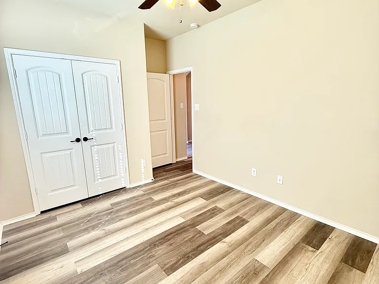 11809 Kurth Dr — Photo 4