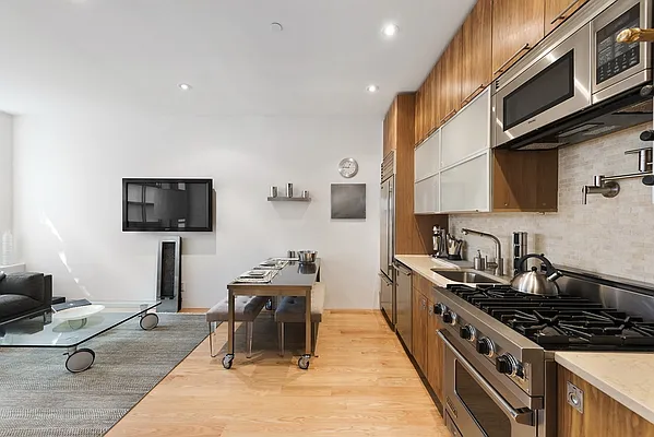 Sold by Nest Seekers International | media 4