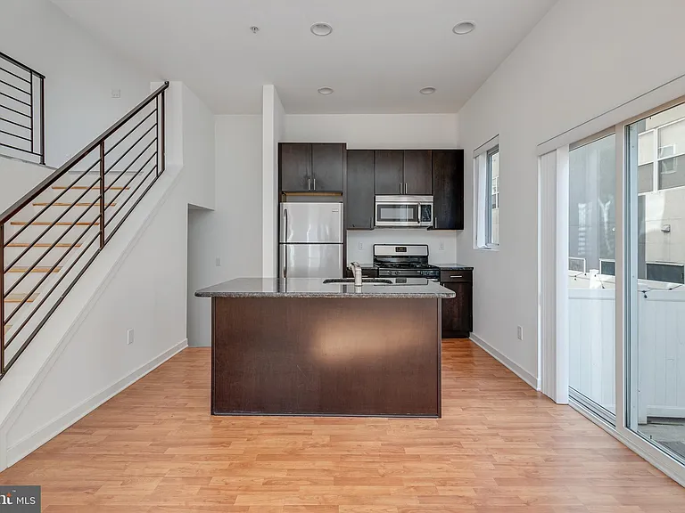 228 W George St #218 — Photo 8