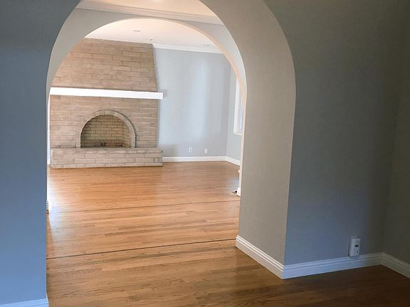 3rd image of 8 Stowe Ln