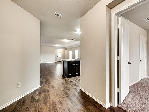 5th image of 224 Clydesdale St