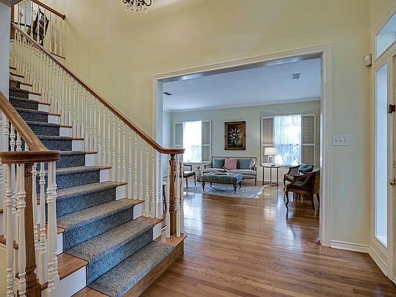 4th image of 417 Cleveland Ct