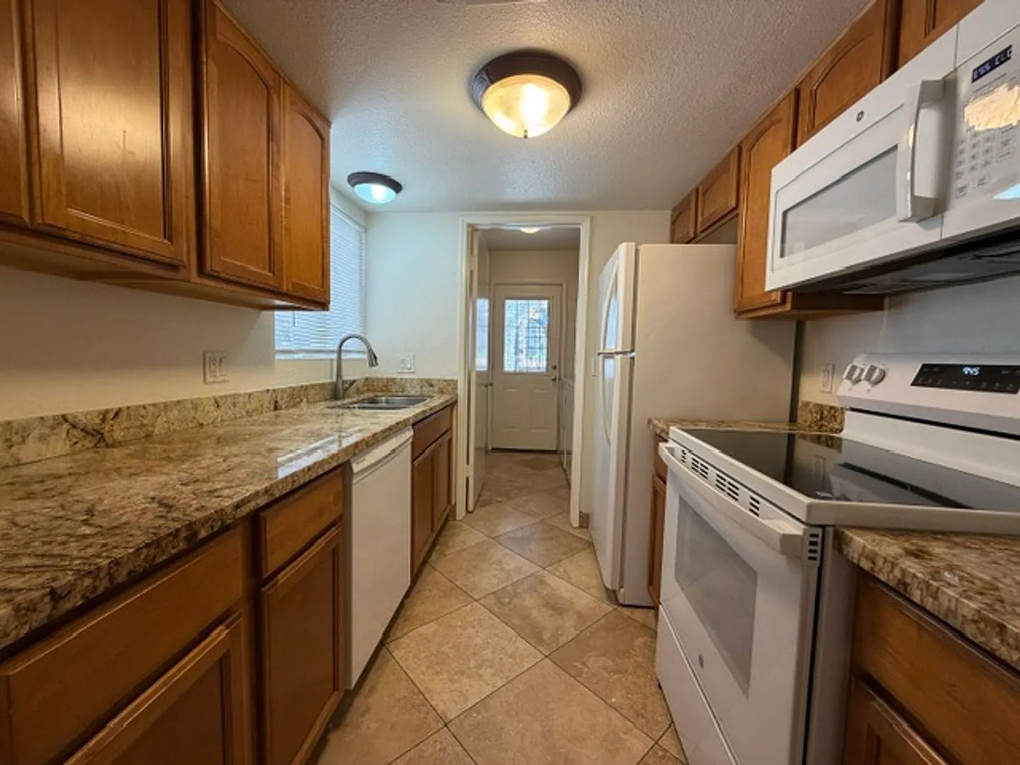 1015 E Cochise Dr — Photo 4