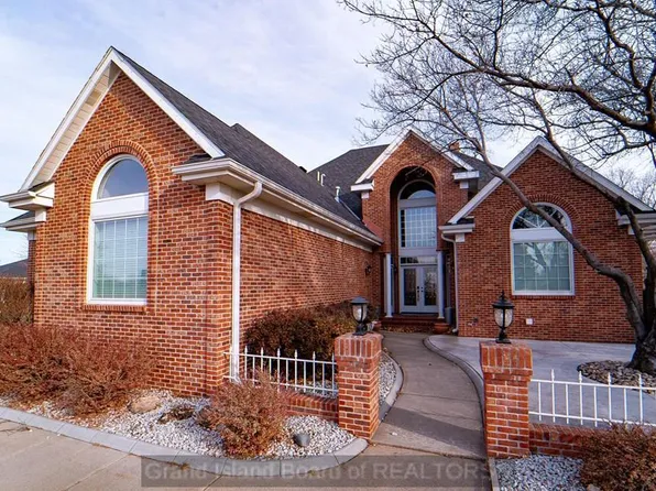 2735 Lakewood Dr, Grand Island, NE 68801