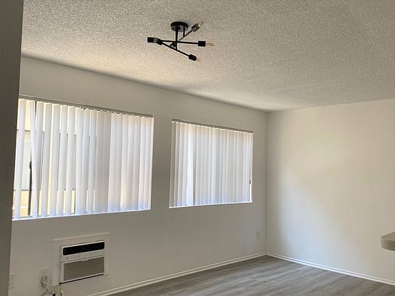 4th image of 4622 Maplewood Ave #U3