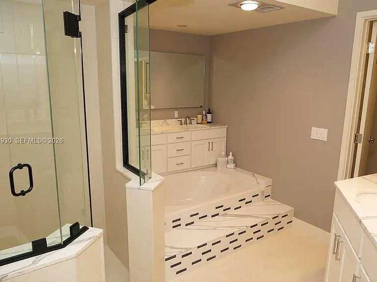 170 Ocean Lane Dr #0 — Photo 6