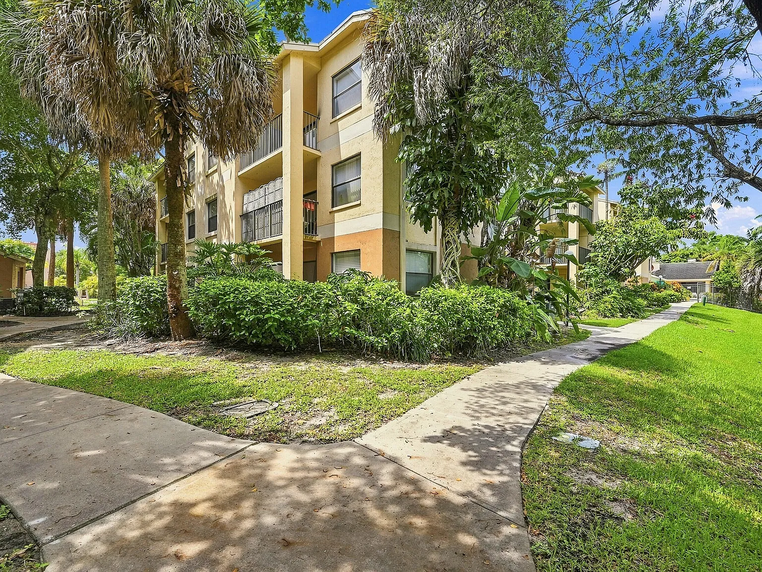 2 bed, 2.0 bath, 1024 sqft, $2,200 — Photo 2