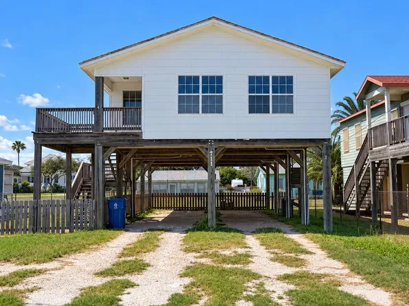 711 N Magnolia St, Rockport, TX 78382