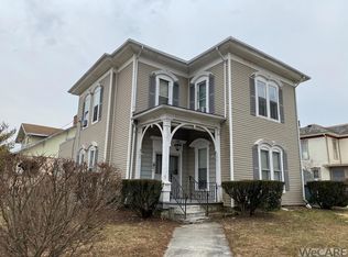 402 S Blackhoof St, Wapakoneta, OH 45895