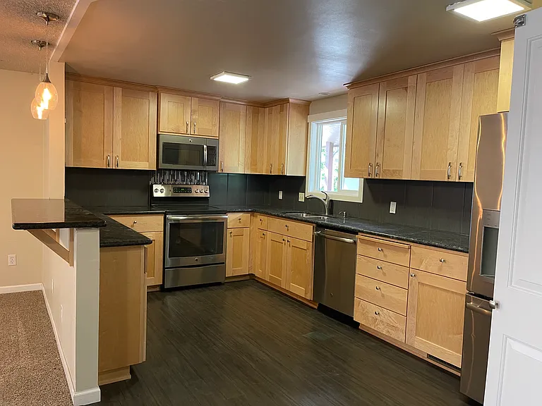 1622 N Willow Rd — Photo 4