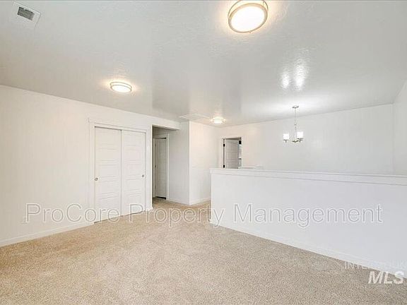 4th image of 1412 W Crooked River Dr