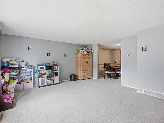 3rd image of 219 Maple Dr