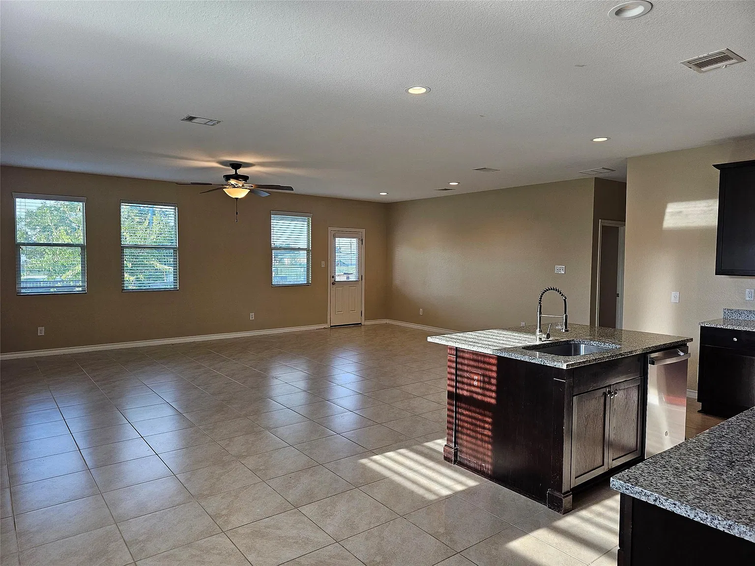 4 bed, 2.0 bath, 1959 sqft, $2,154 — Photo 3