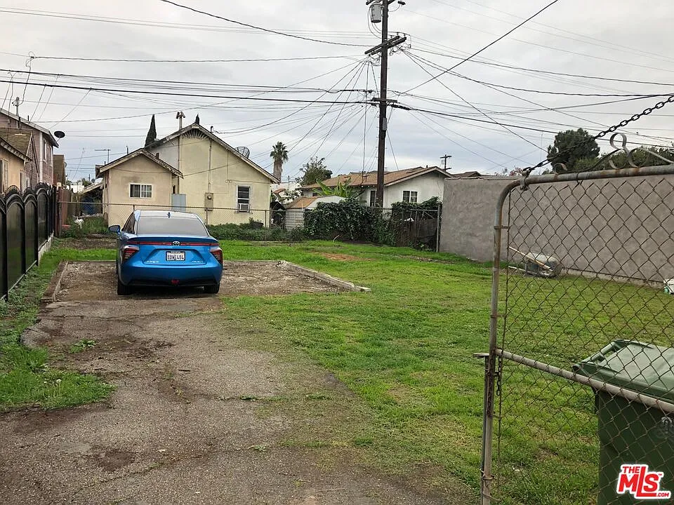 3 bed, 2.0 bath, 996 sqft, $3,850 — Photo 3