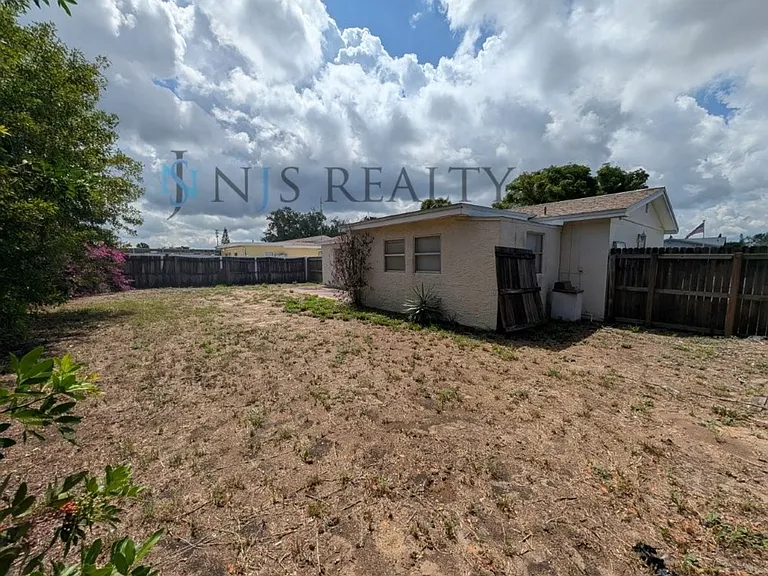 8151 Hixton Dr — Photo 15