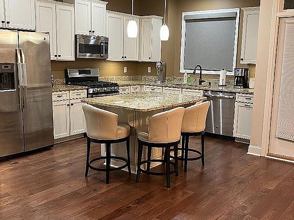Kitchen w/granite counters