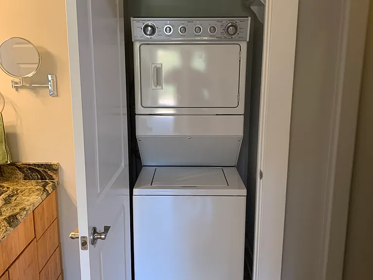 Bathroom/Washer-Dryer