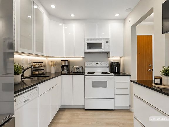 4th image of 1371 Foster St #104