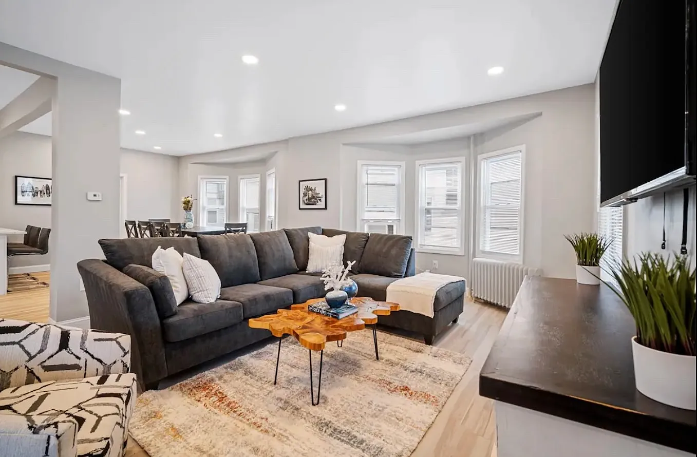 4 bed, 2.5 bath, 2500 sqft, $2,750 — Photo 2