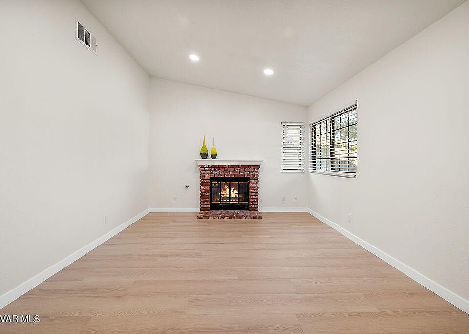 1st image of 43656 La Paz Ln