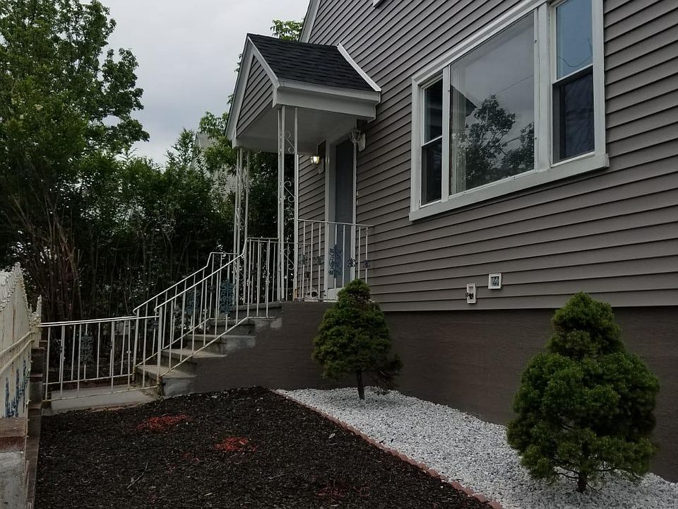 1st image of 278 Waverly St #1