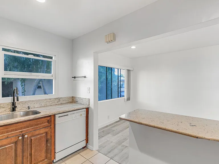 1122 S. Shenandoah St. — Photo 8