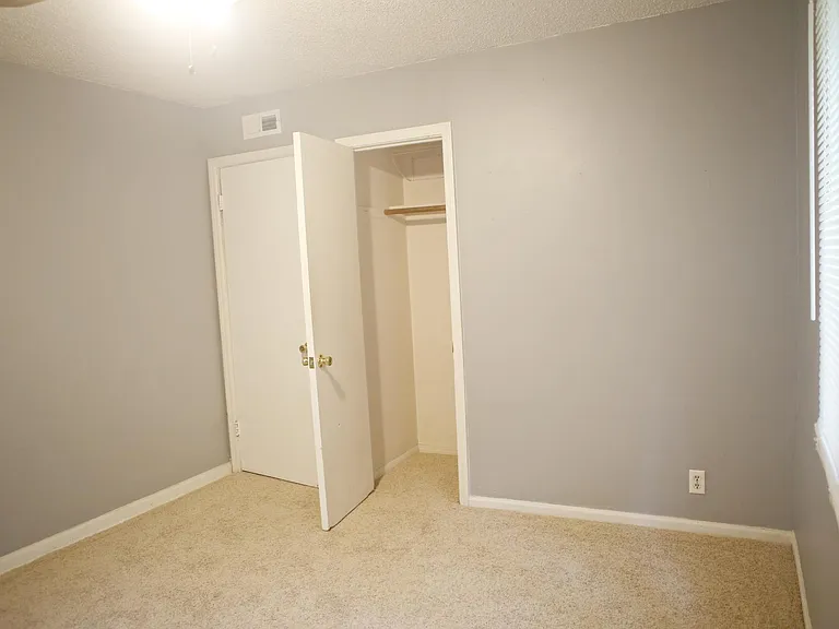 8725 Sleepy Hollow Rd — Photo 10