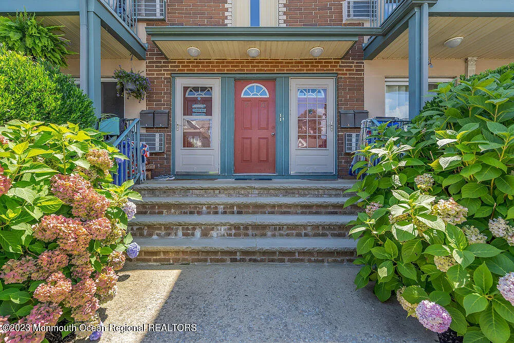 1 bed, 560 sqft, $2,400 — Photo 2