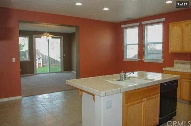 4 bed, 1984 sqft, $2,400 — Photo 3