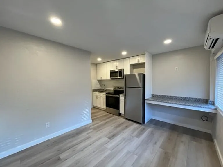 910 NE 2nd St — Photo 8