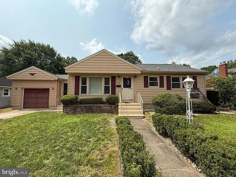 1236 Oak Ln — Photo 1