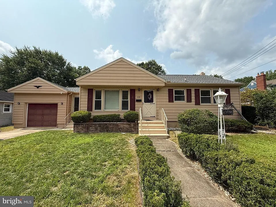 1236 Oak Ln