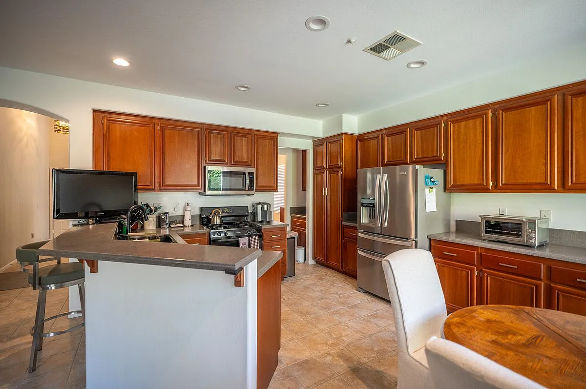 5 bed, 4.0 bath, 2394 sqft, $4,500 — Photo 2