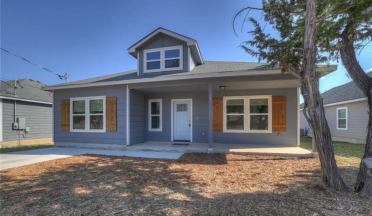 3 bed, 1324 sqft, $1,875 — Photo 1