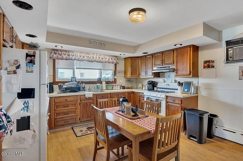 3rd image of 244 Saratoga Avenue