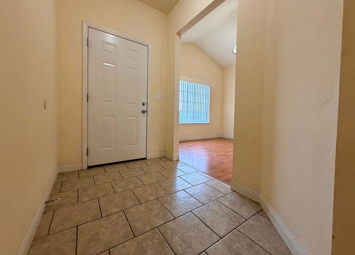 3 bed 2 bath home with Fenced in backyard! — Photo 2