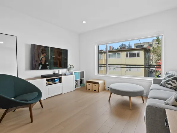 455 E 16th Ave #216, Vancouver, BC V5T 2T8