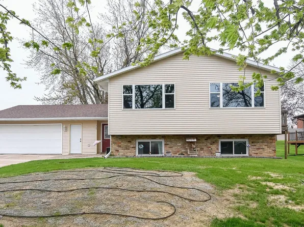 409 Nicholas Dr, Marshalltown, IA 50158