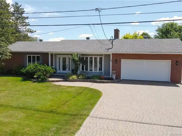 19 Boucher St, Edmundston, NB E7B 1B9