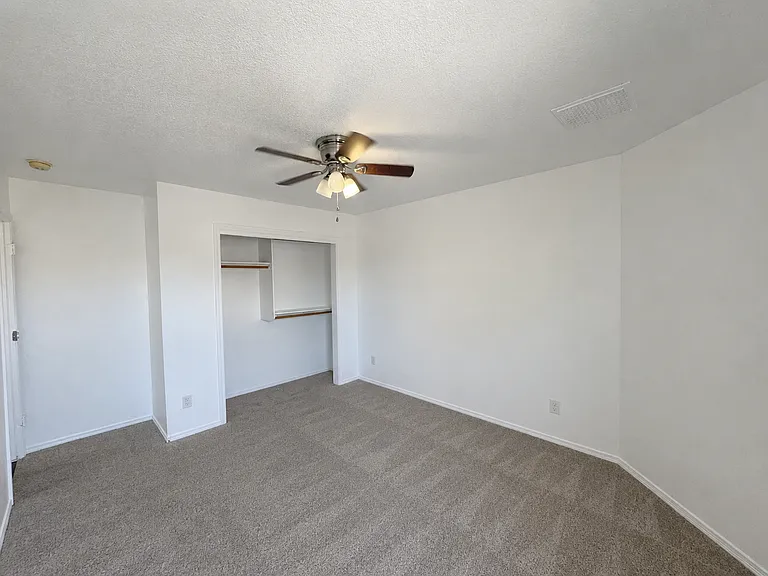 Carpet color may vary from what is shown in photo.