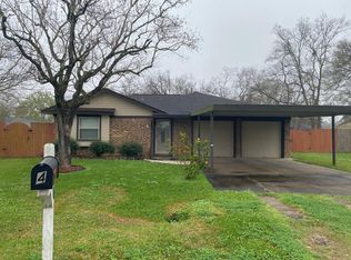 4 Travis Ct, Angleton, TX 77515