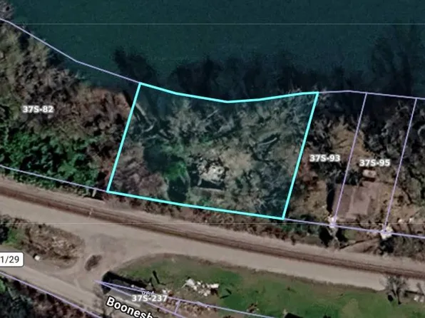 859 Boonesborough Rd, Montgomery, WV 25136