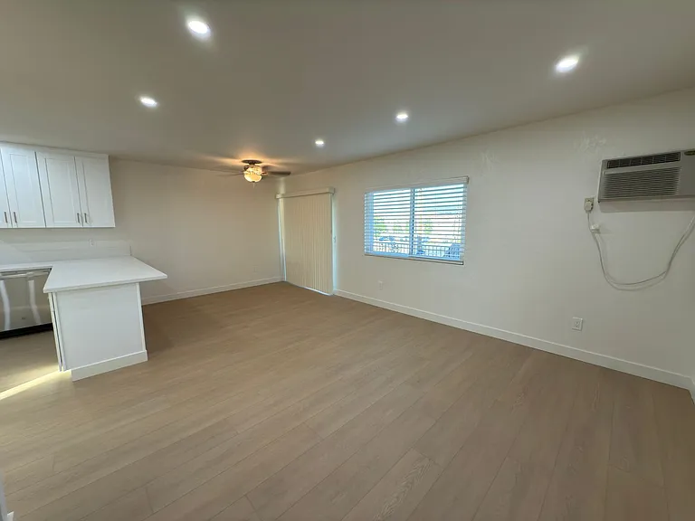 939 E Washington Ave — Photo 2