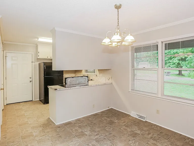 125 Pinevale Dr — Photo 6