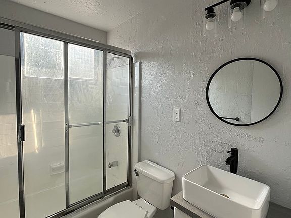 5th image of 1201 W 39th Pl APT 208