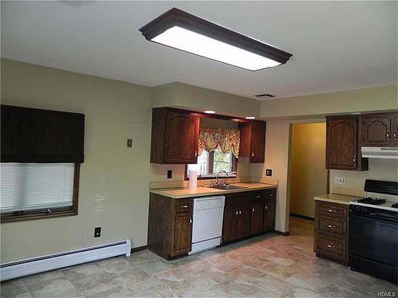 5th image of 24 Twin Elms Ln