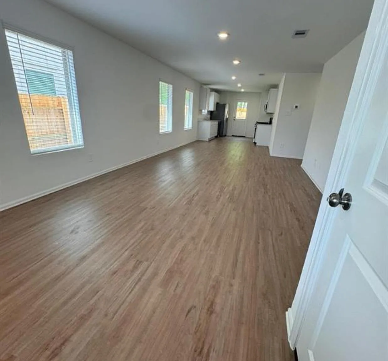 3 bed, 2.0 bath, 1250 sqft, $1,650 — Photo 2