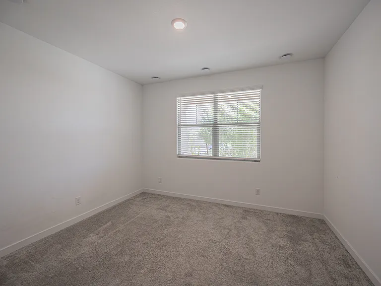 4607 S 111th Dr — Photo 23