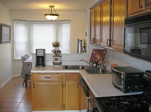 Eat-in kitchen w/ refrigerator, gas stove, dishwasher, microwave, disposal. 