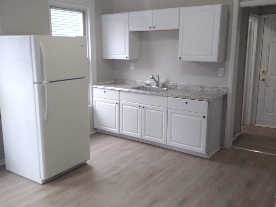 1st image of 834 Congress Ave #B1